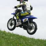 ¿Pueden los menores de edad tener un seguro de moto en España? Guía completa para padres y jóvenes 2026