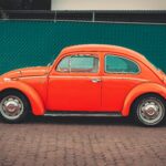 ¿Puedo asegurar un coche a nombre de mis padres si soy el conductor habitual?