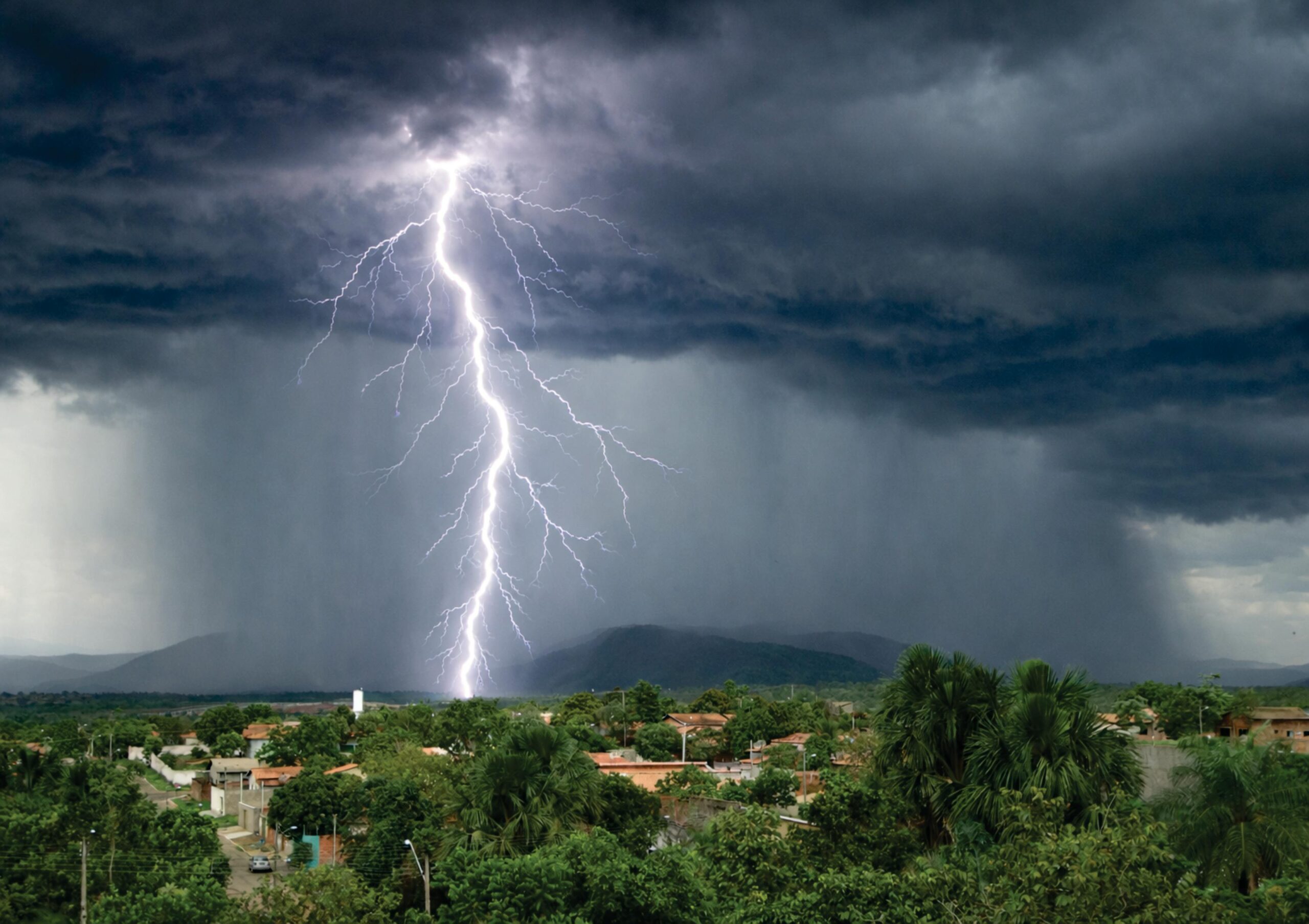 ¿Qué me cubren los daños atmosféricos en mi póliza?